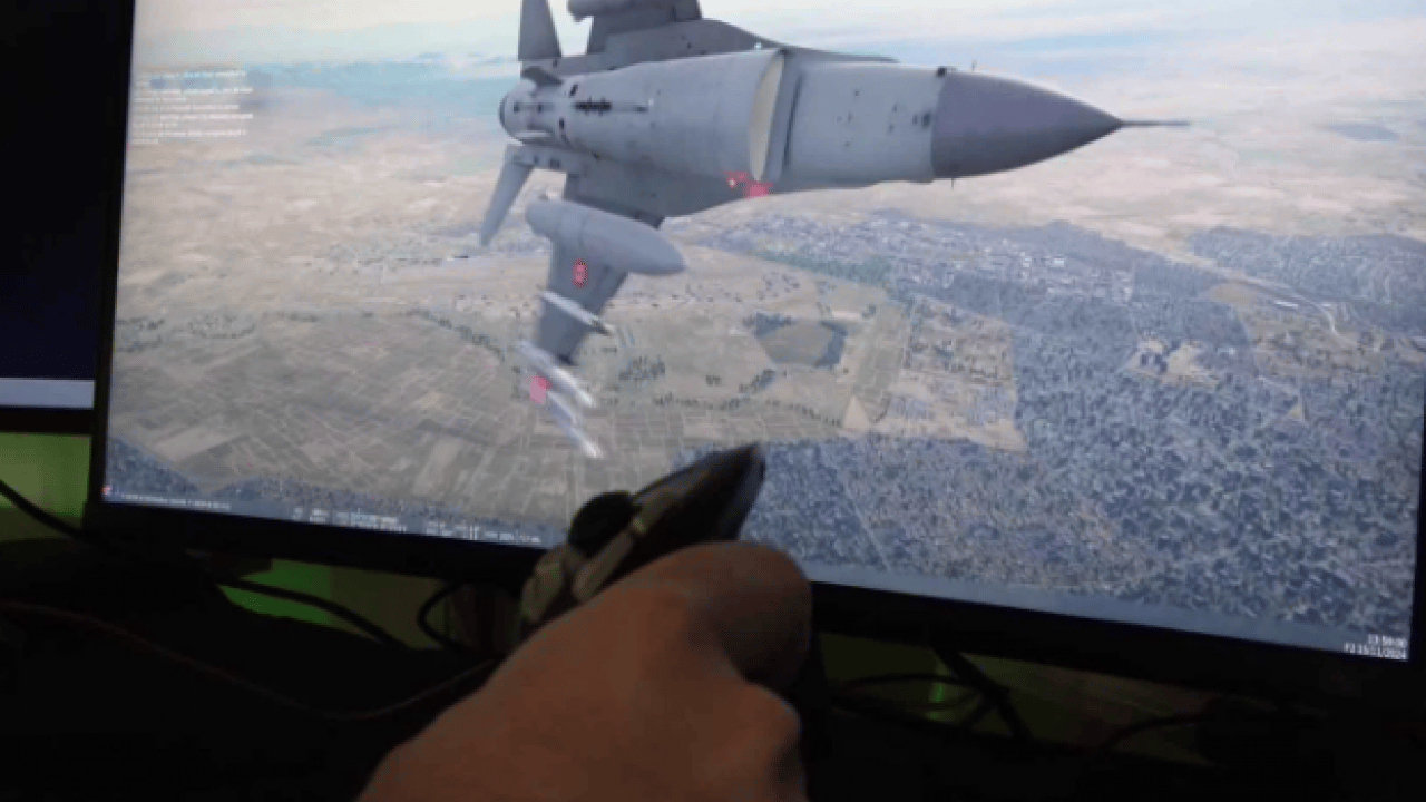 Foto - Youtuber genç dikkatleri üzerine çekti! Çatı katında sanal F16 eğitimi verdi