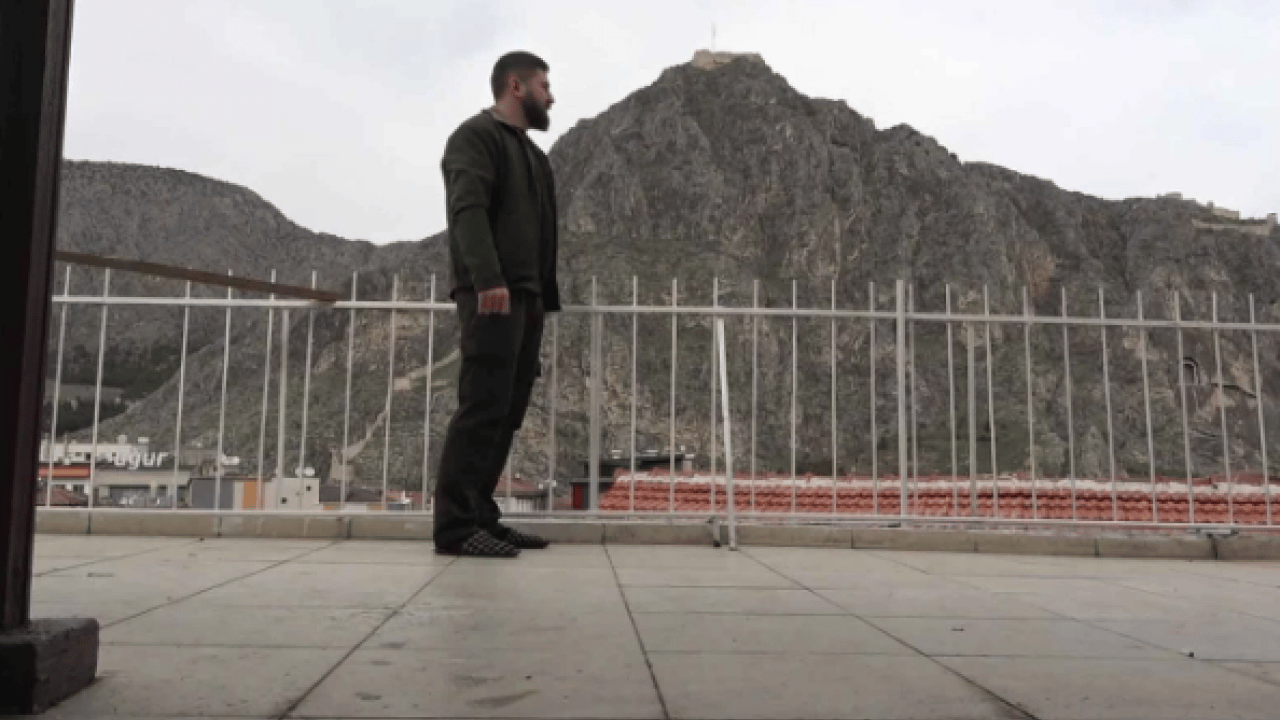 Foto - Youtuber genç dikkatleri üzerine çekti! Çatı katında sanal F16 eğitimi verdi