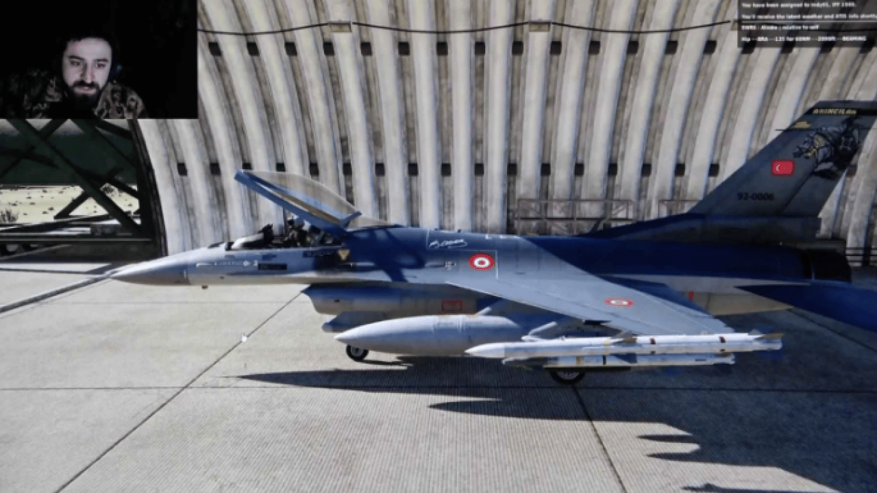 Foto - Youtuber genç dikkatleri üzerine çekti! Çatı katında sanal F16 eğitimi verdi