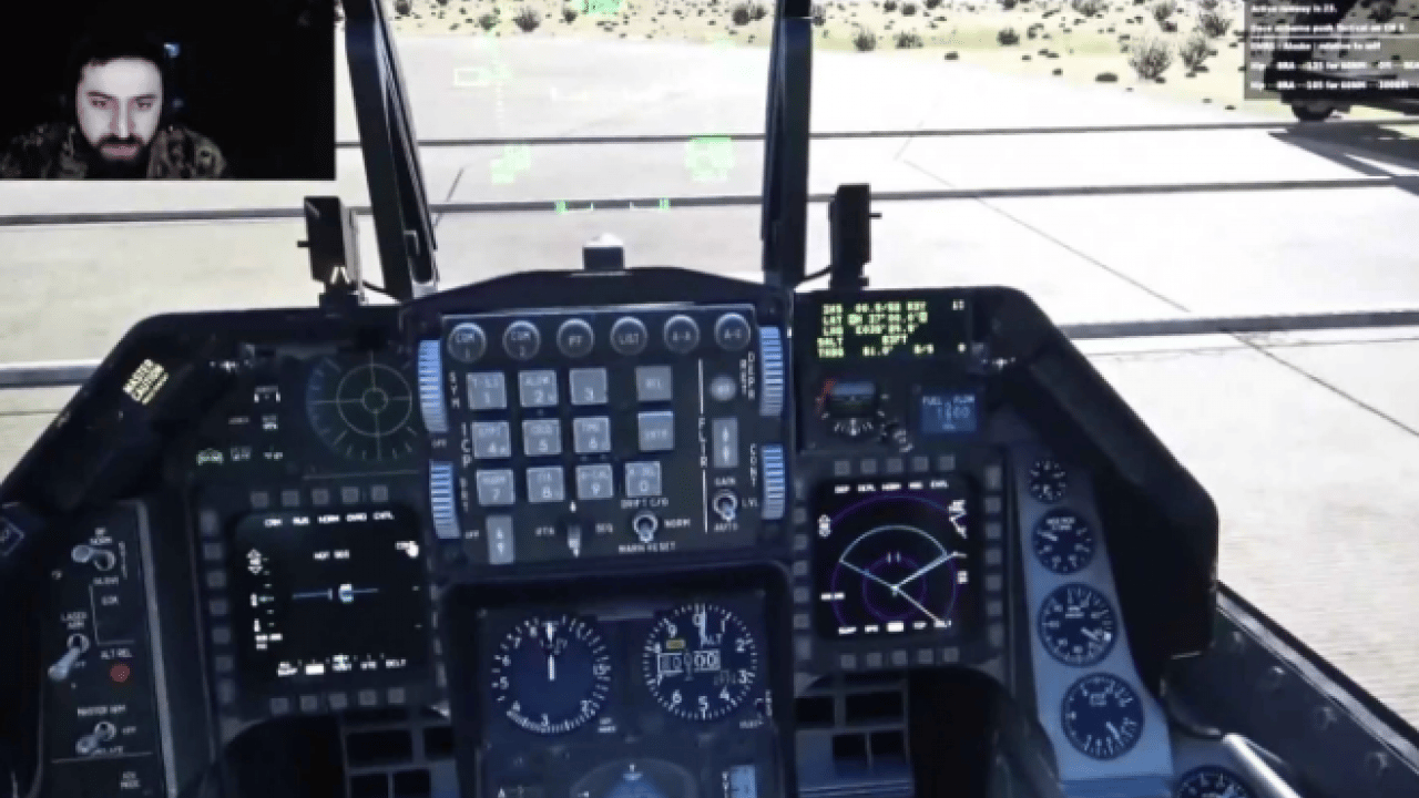 Foto - Youtuber genç dikkatleri üzerine çekti! Çatı katında sanal F16 eğitimi verdi