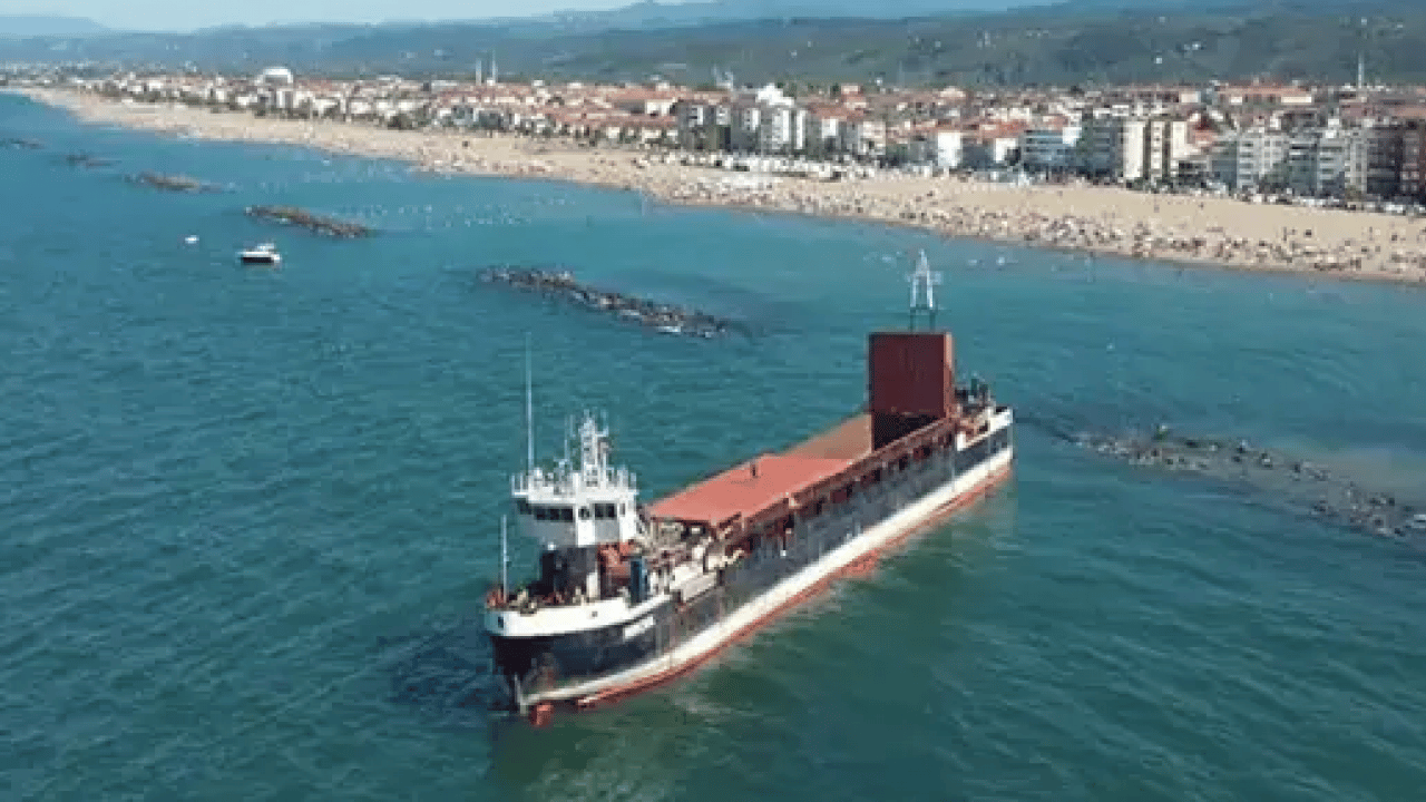 Foto - Yük gemisi karaya oturdu: Bölgede güvenlik önlemi artırıldı