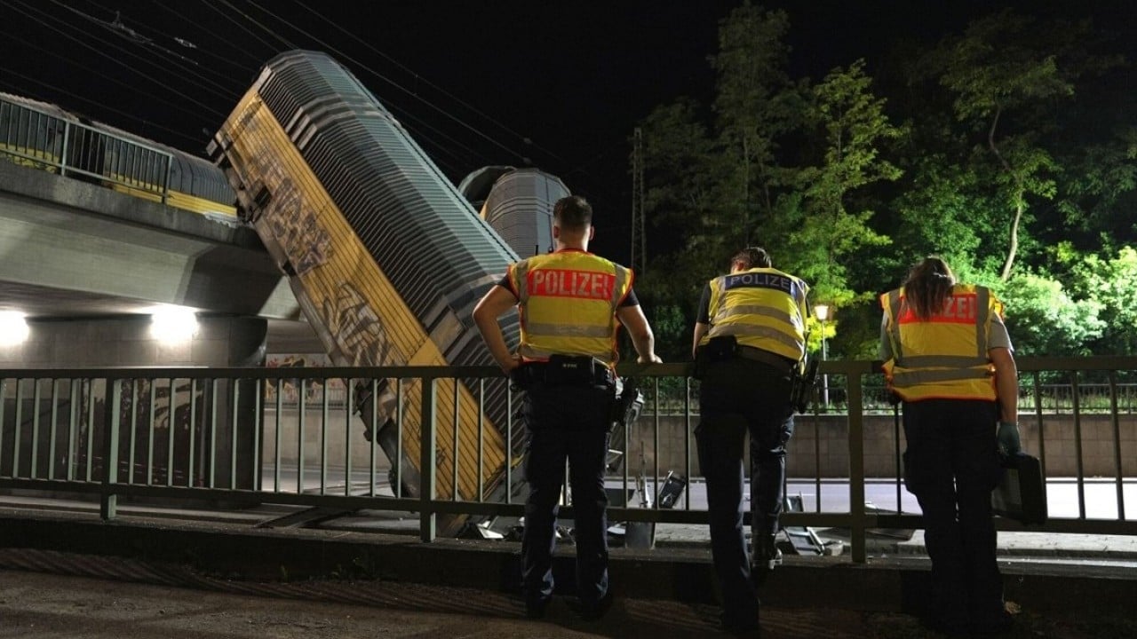 Foto - Yük trenleri çarpıştı! Vagonlar köprüden düştü