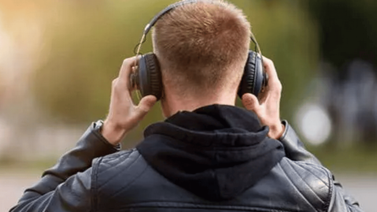 Foto - Yüksek sesle kulaklık kullanımı... Uzmana mutlaka kulak vermelisiniz artık...