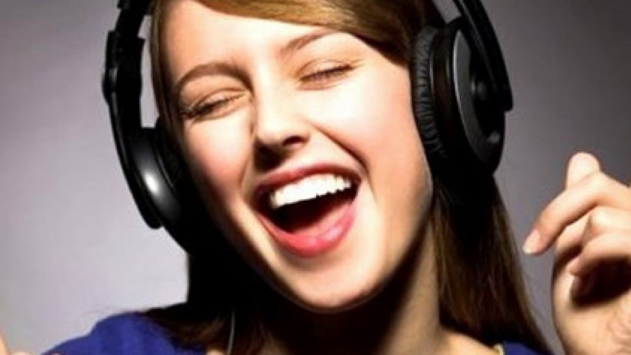 Foto - Yüksek sesle kulaklık kullanımı... Uzmana mutlaka kulak vermelisiniz artık...