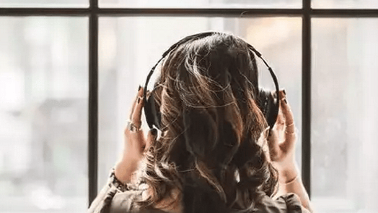 Yüksek sesle kulaklık kullanımı... Uzmana mutlaka kulak vermelisiniz artık...