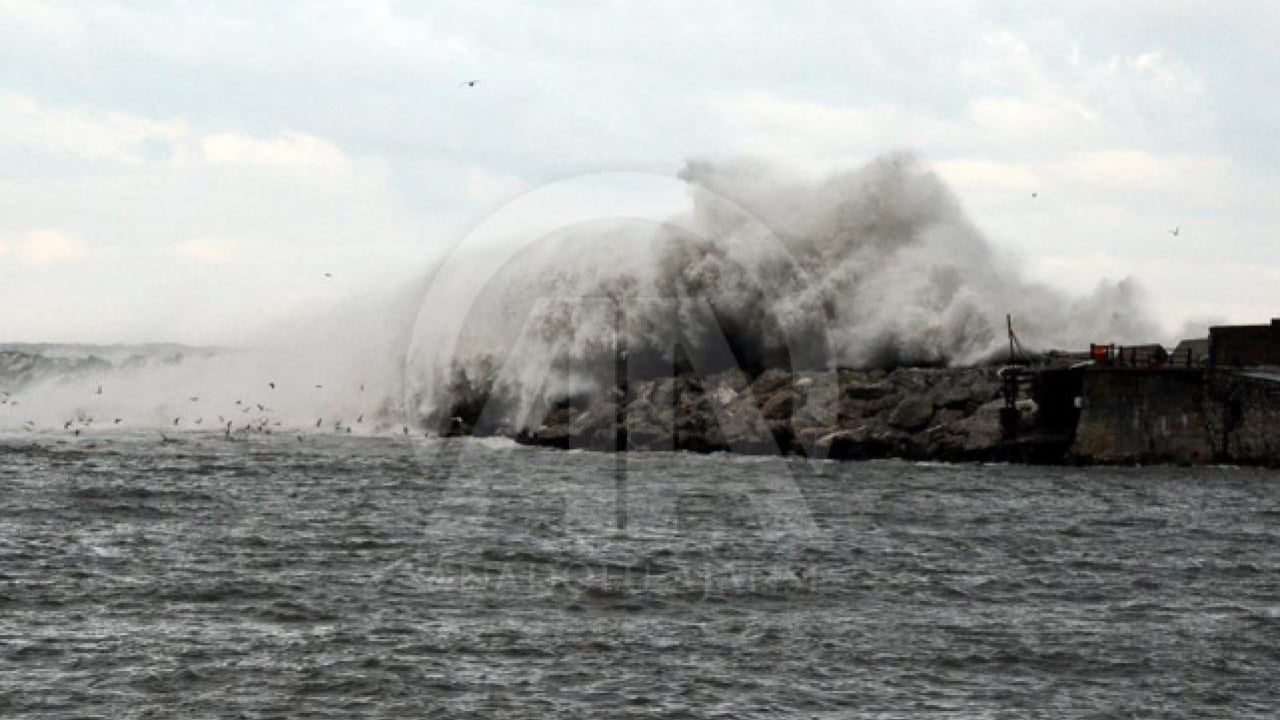 Foto - Yükseklik 8 metreye ulaştı! Kaldırım taşları söküldü!