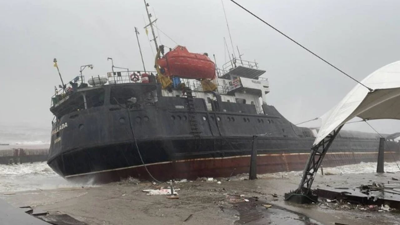 Foto - Yükseklik 8 metreye ulaştı! Kaldırım taşları söküldü!