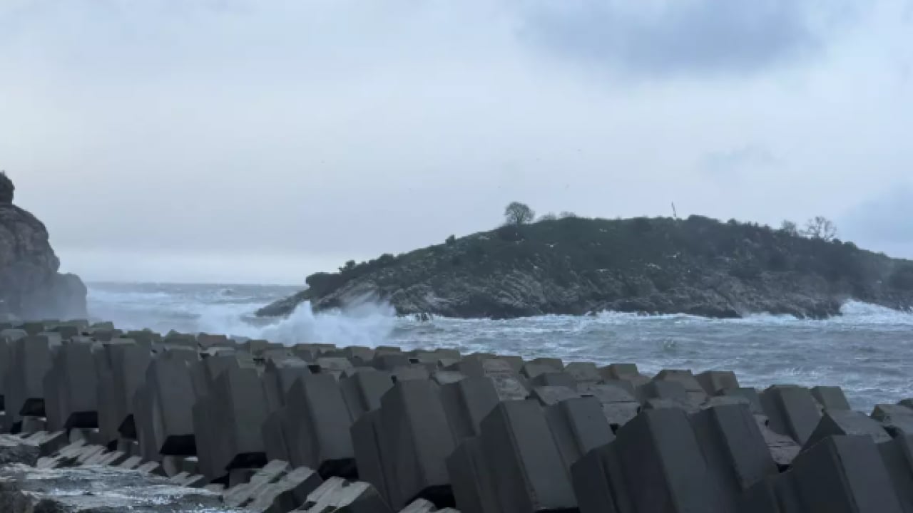 Foto - Yükseklik 8 metreye ulaştı! Kaldırım taşları söküldü!