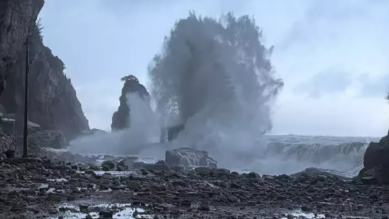 Foto - Yükseklik 8 metreye ulaştı! Kaldırım taşları söküldü!