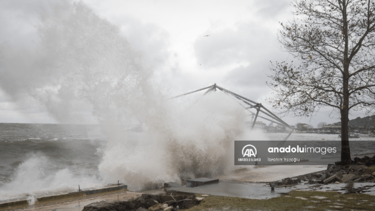 Foto - Yükseklik 8 metreye ulaştı! Kaldırım taşları söküldü!