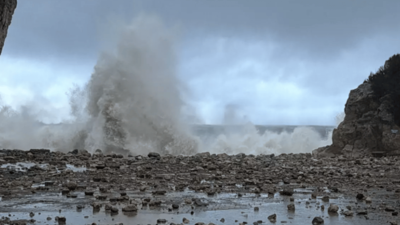Yükseklik 8 metreye ulaştı! Kaldırım taşları söküldü!