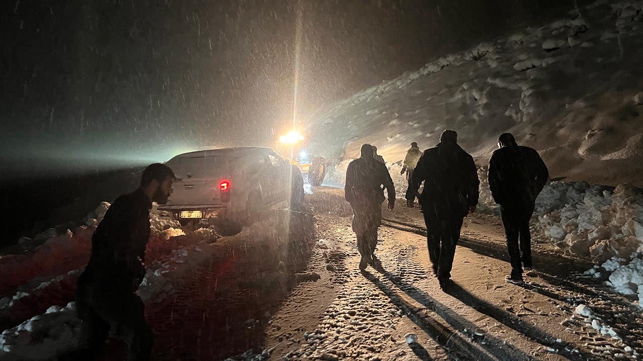 Foto - Yüksekova’da kar kabusu aşıldı! Mahsur kalan araçlar birer birer çıkarıldı