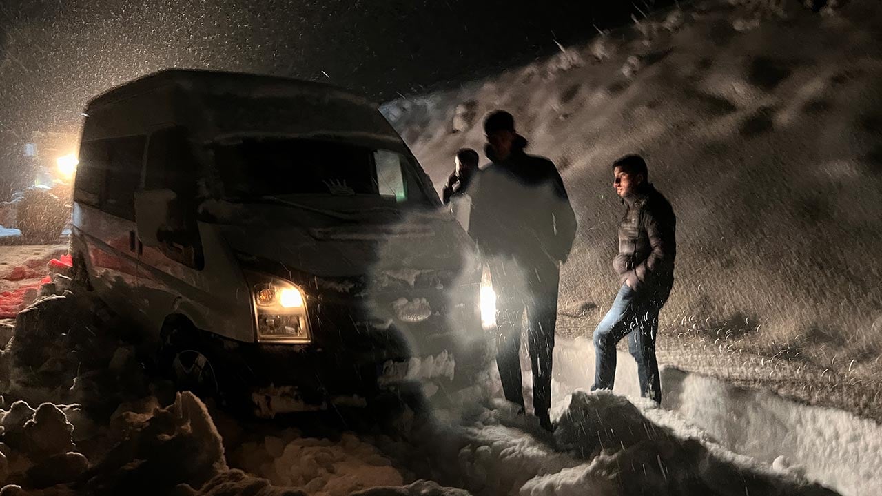 Foto - Yüksekova’da kar kabusu aşıldı! Mahsur kalan araçlar birer birer çıkarıldı