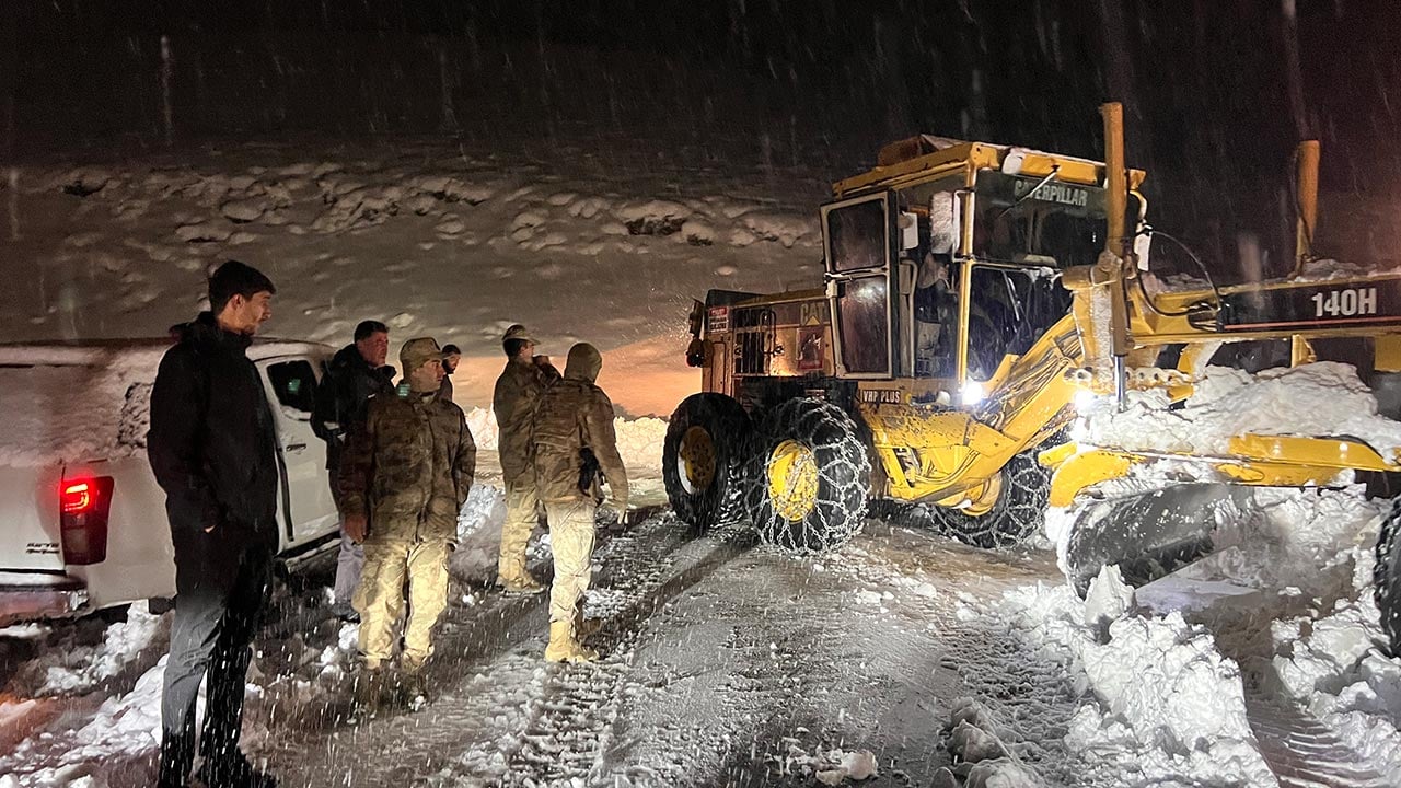 Foto - Yüksekova’da kar kabusu aşıldı! Mahsur kalan araçlar birer birer çıkarıldı