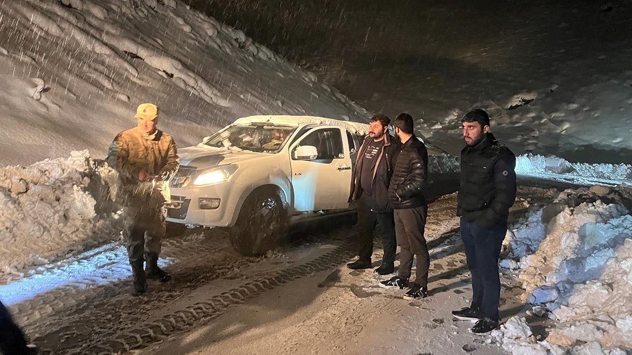 Foto - Yüksekova’da kar kabusu aşıldı! Mahsur kalan araçlar birer birer çıkarıldı