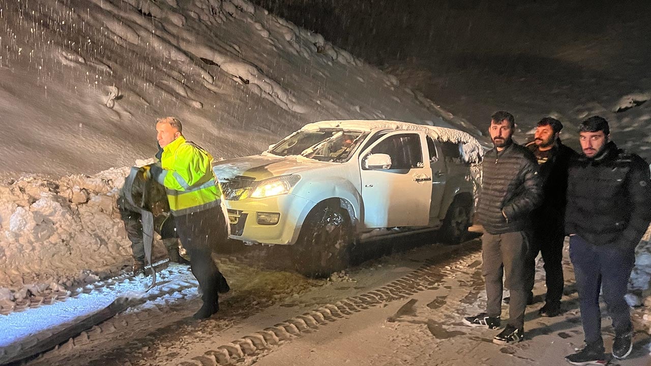 Foto - Yüksekova’da kar kabusu aşıldı! Mahsur kalan araçlar birer birer çıkarıldı