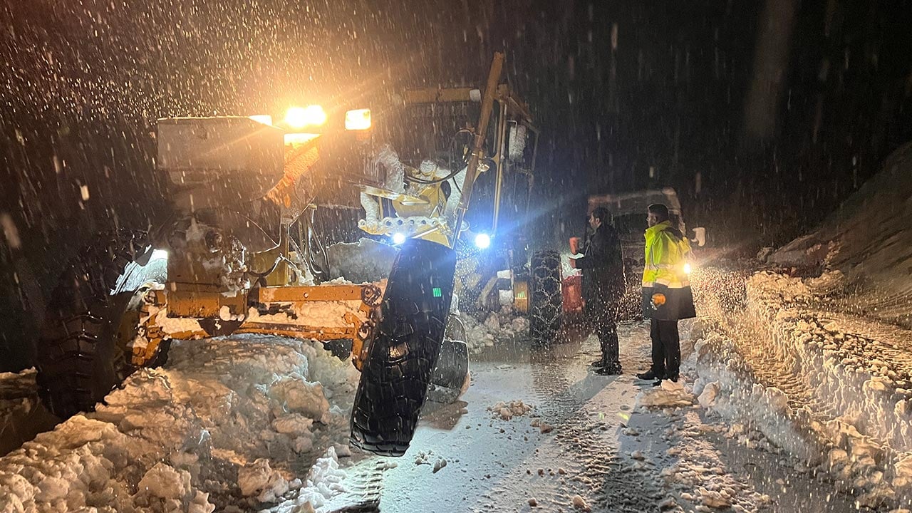 Foto - Yüksekova’da kar kabusu aşıldı! Mahsur kalan araçlar birer birer çıkarıldı