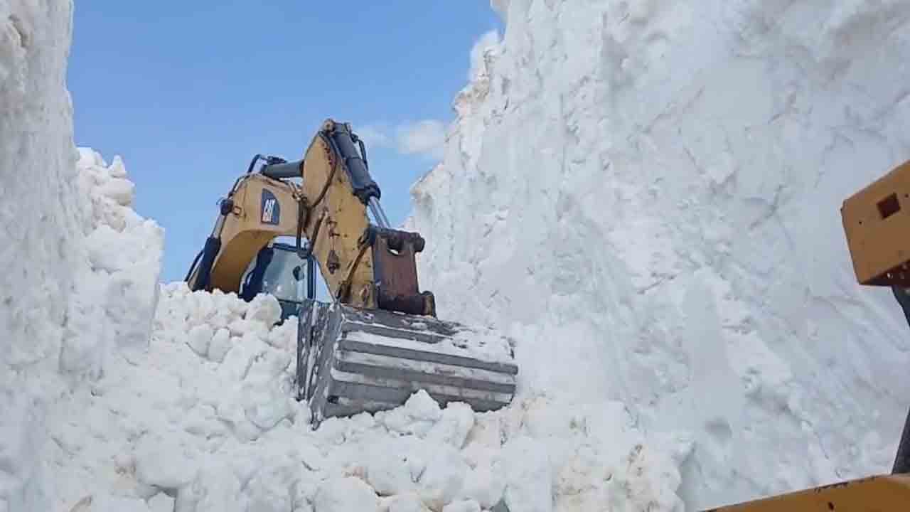 Foto - Yüksekova'da kış bitmedi: 5 metrelik kar ile mücadele