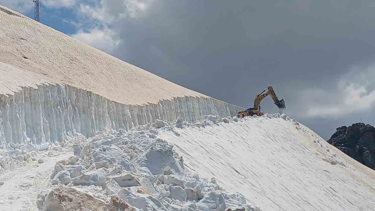 Foto - Yüksekova'da kış bitmedi: 5 metrelik kar ile mücadele