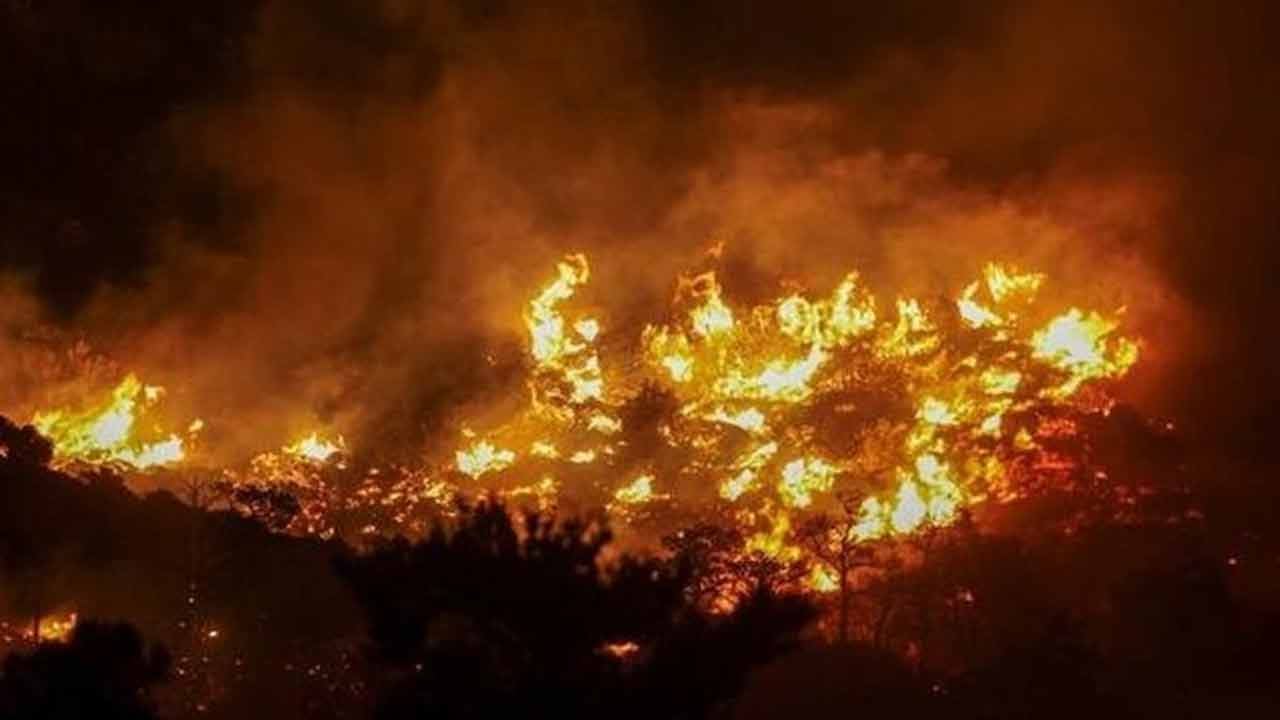 Foto - Yunan adaları alev alev! Halk kaçacak yer arıyor