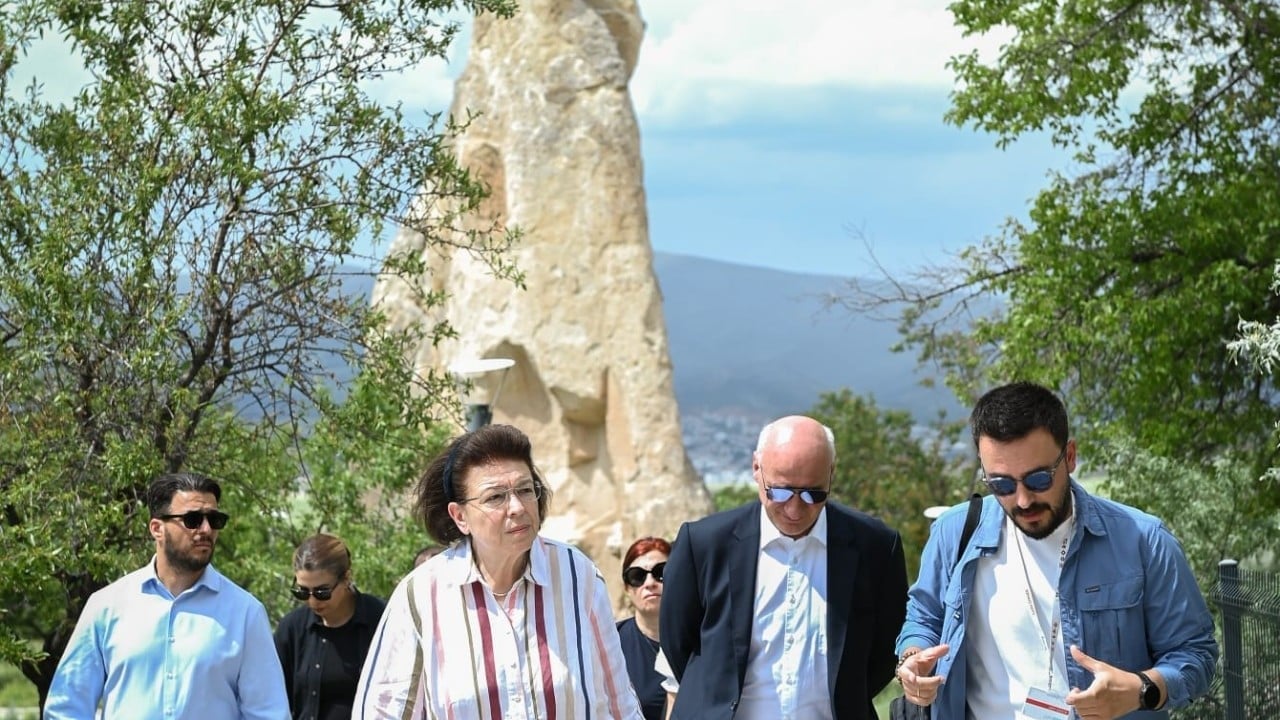 Yunan Bakan Kapadokya turunda... Forum bitti, Mendoni tarihin izini sürdü!