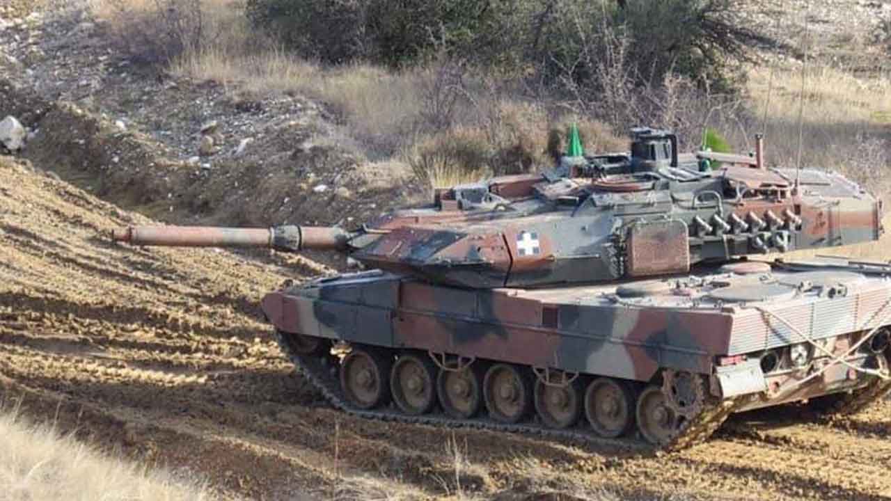 Foto - Yunanistan kendi yapamadı, Türkiye ile savaşmaları için savaş tanklarını acil olarak onlara veriyor