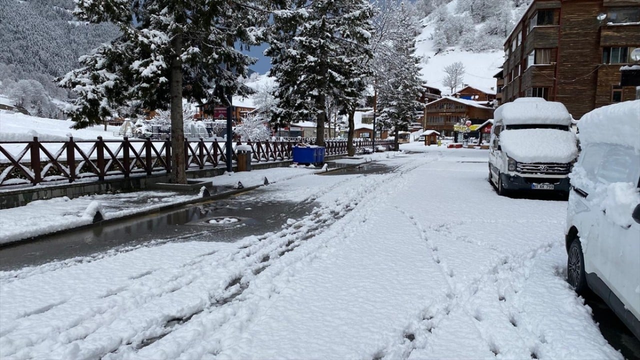 Yurdun bazı bölgelerinde kar yağışı etkili oluyor