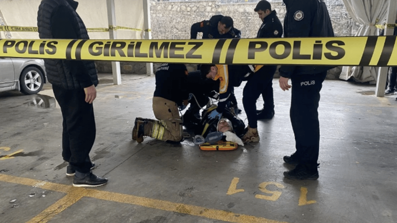 Foto - Yürürken bir anda yere yığıldı! Sağlık görevlileri böyle müdahale etti!