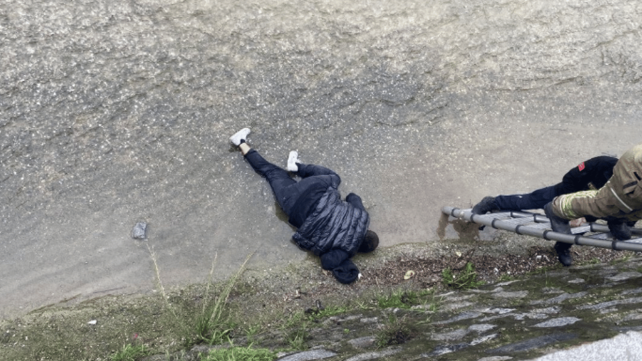 Foto - Yürürken bir anda yere yığıldı! Sağlık görevlileri böyle müdahale etti!