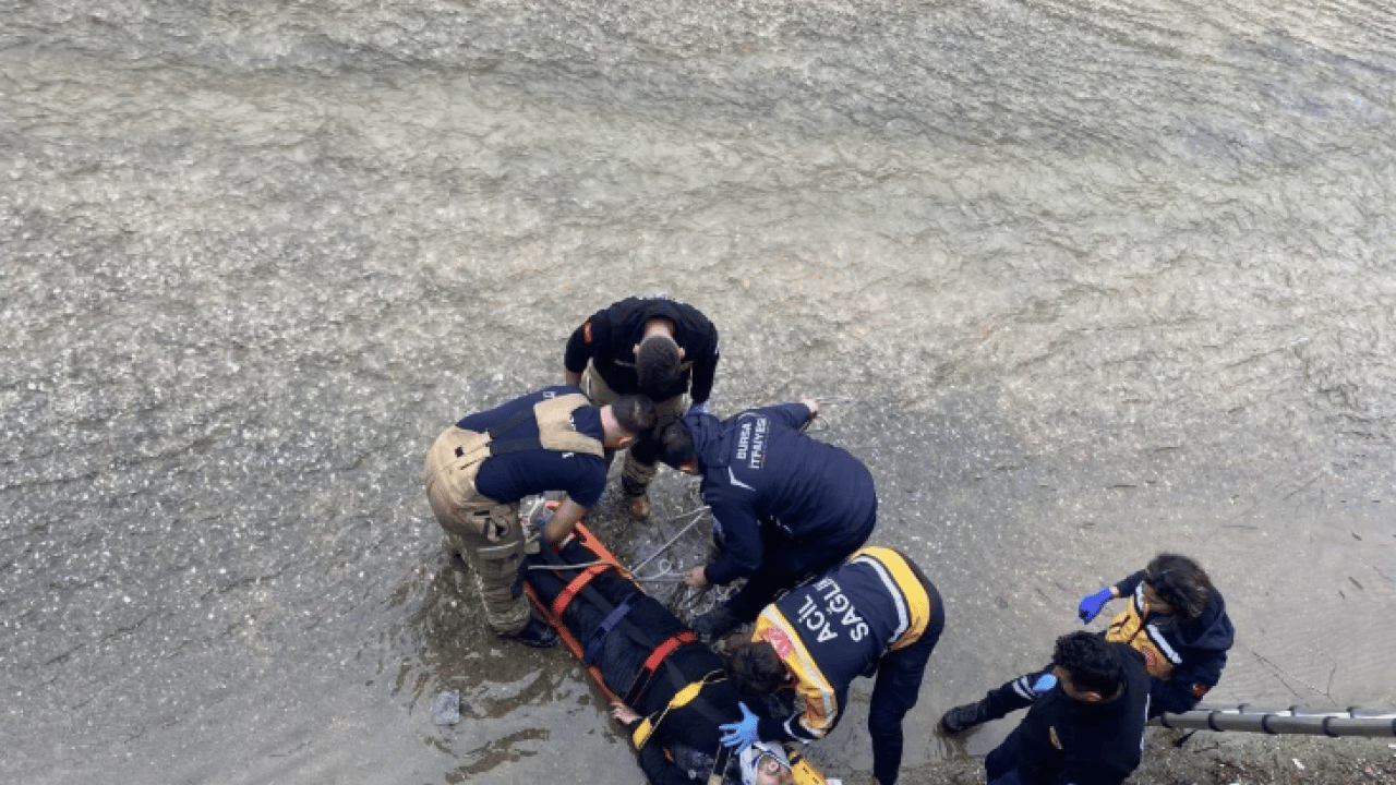 Foto - Yürürken bir anda yere yığıldı! Sağlık görevlileri böyle müdahale etti!