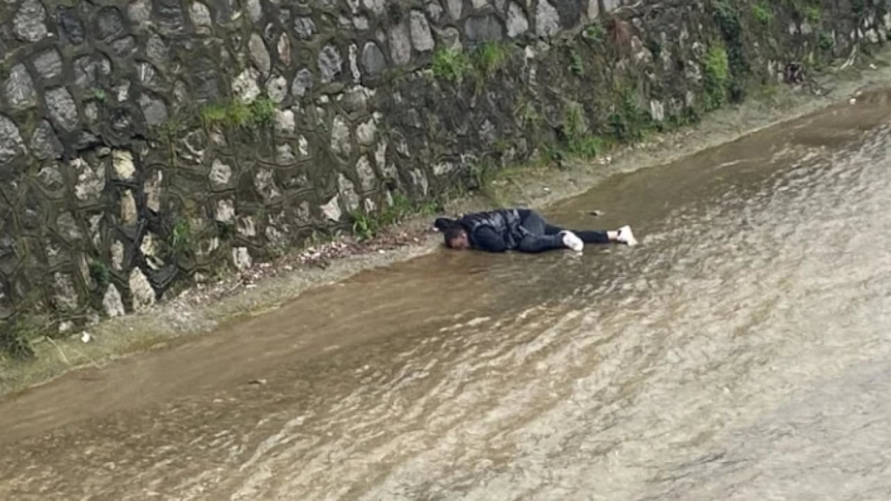 Yürürken bir anda yere yığıldı! Sağlık görevlileri böyle müdahale etti!