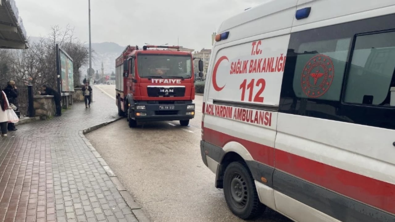 Foto - Yürürken bir anda yere yığıldı! Sağlık görevlileri böyle müdahale etti!