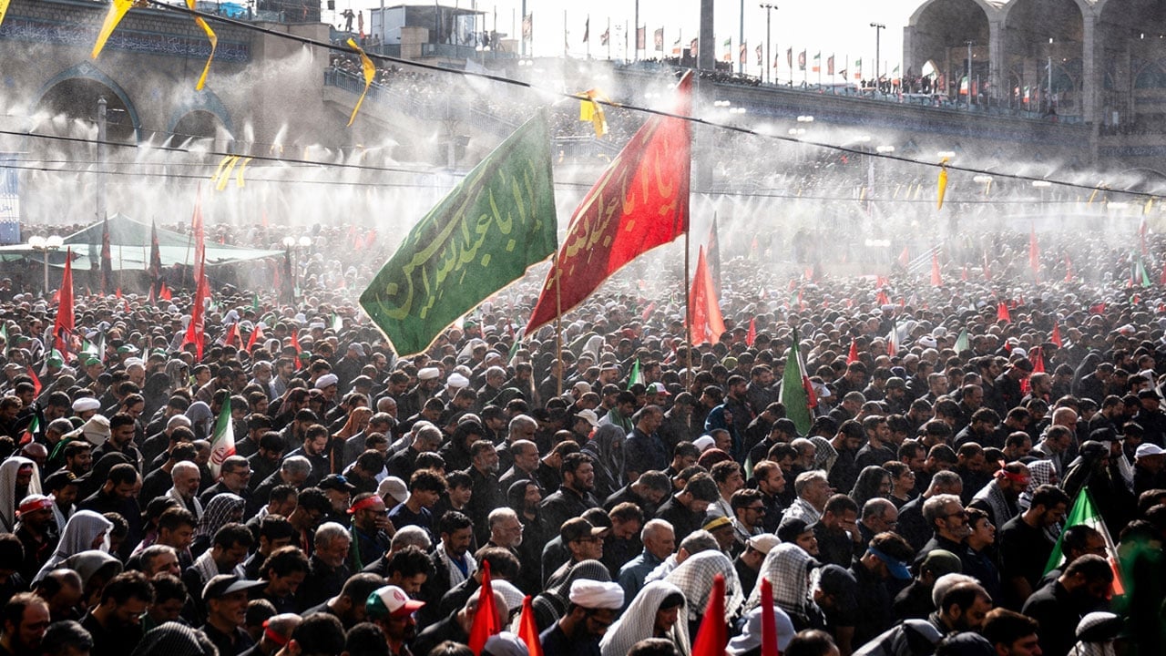 Foto - Yüzbinlerce İranlı gözyaşlarıyla saf tuttu: Hamaney’in cenaze namazı kılındı