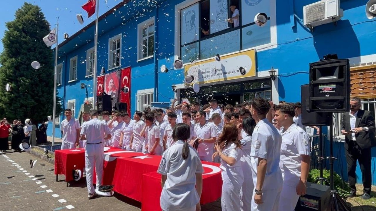 Foto - Yüzerek mezun oldular Karada okuyup denizde diploma aldılar