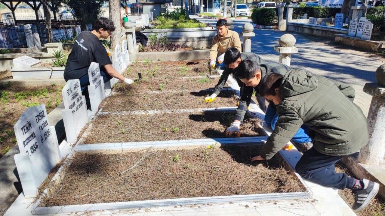 Foto - Yüzlerce bakımsız mezarı temizlediler