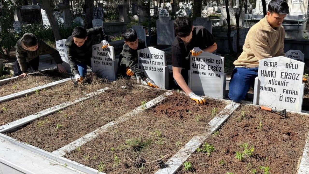 Yüzlerce bakımsız mezarı temizlediler