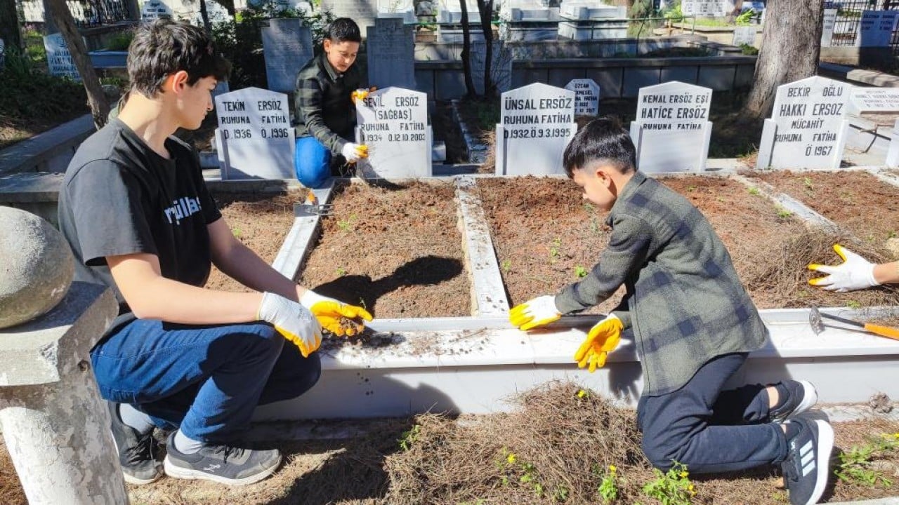 Foto - Yüzlerce bakımsız mezarı temizlediler