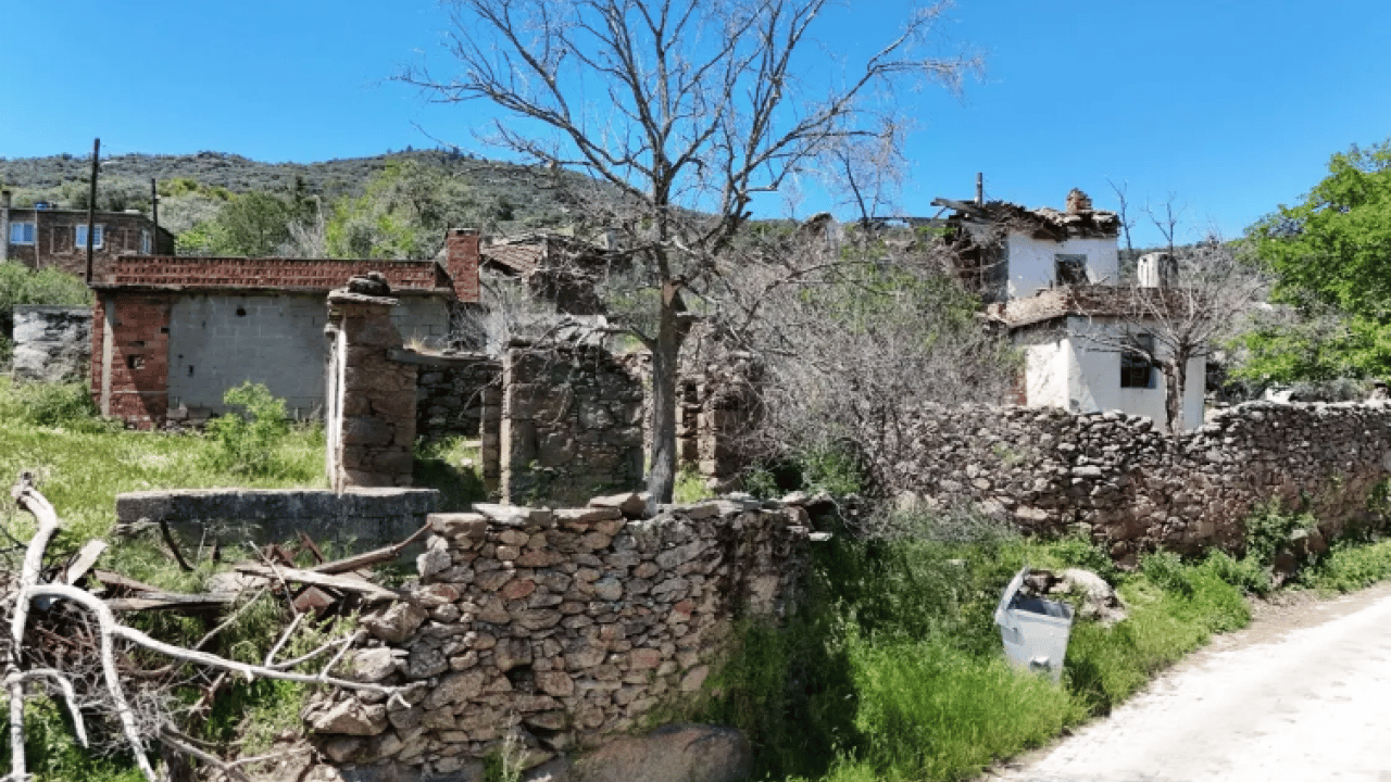 Foto - Yüzlerce insandan eser kalmadı! Şimdi hayalete döndü!
