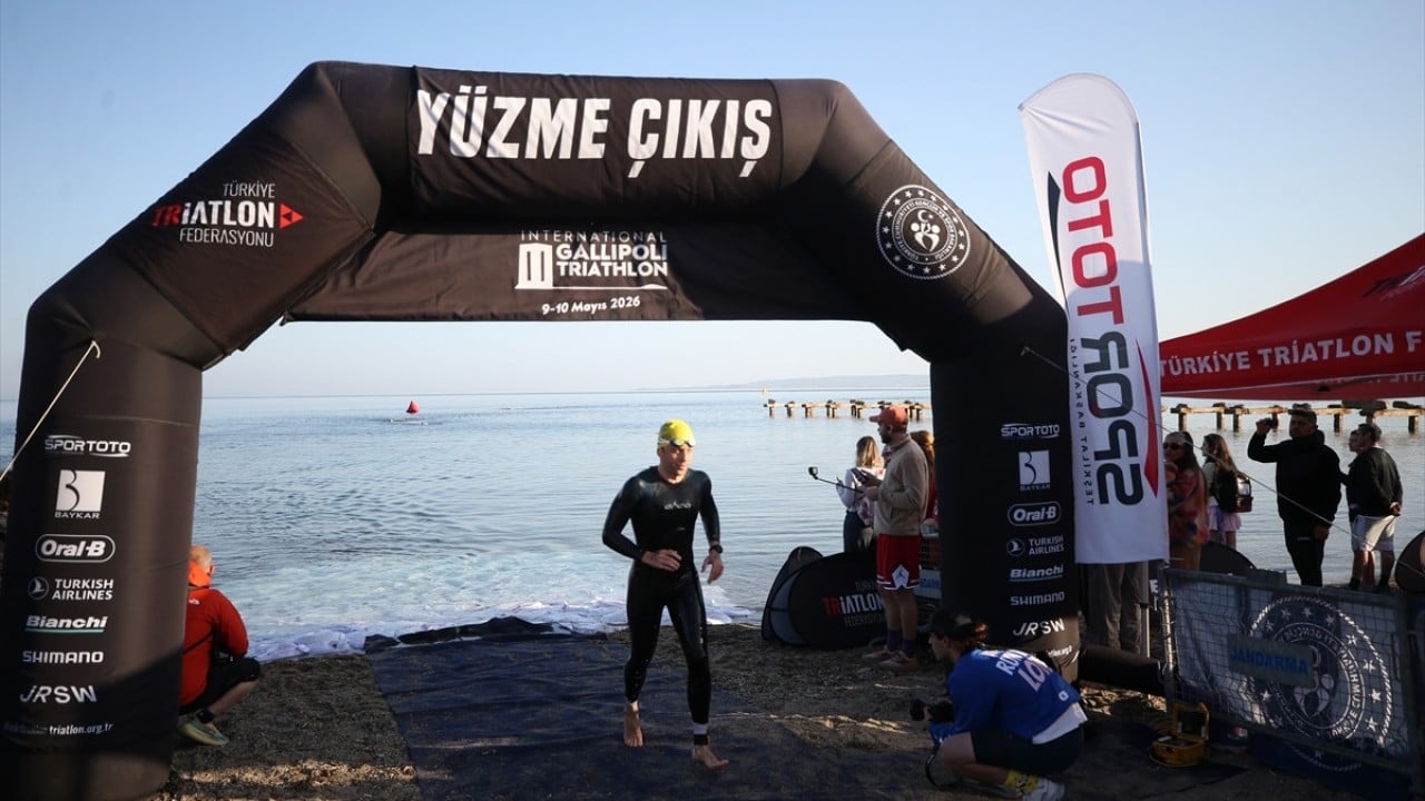 Foto - Yüzme, bisiklet ve koşu! ‘2026 Gelibolu Triatlonu’ başladı