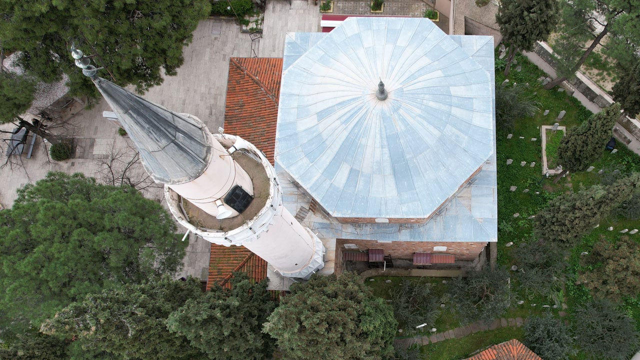 Foto - Yüzyıllara direniyordu! Tarihi hazireye çirkin saldırı