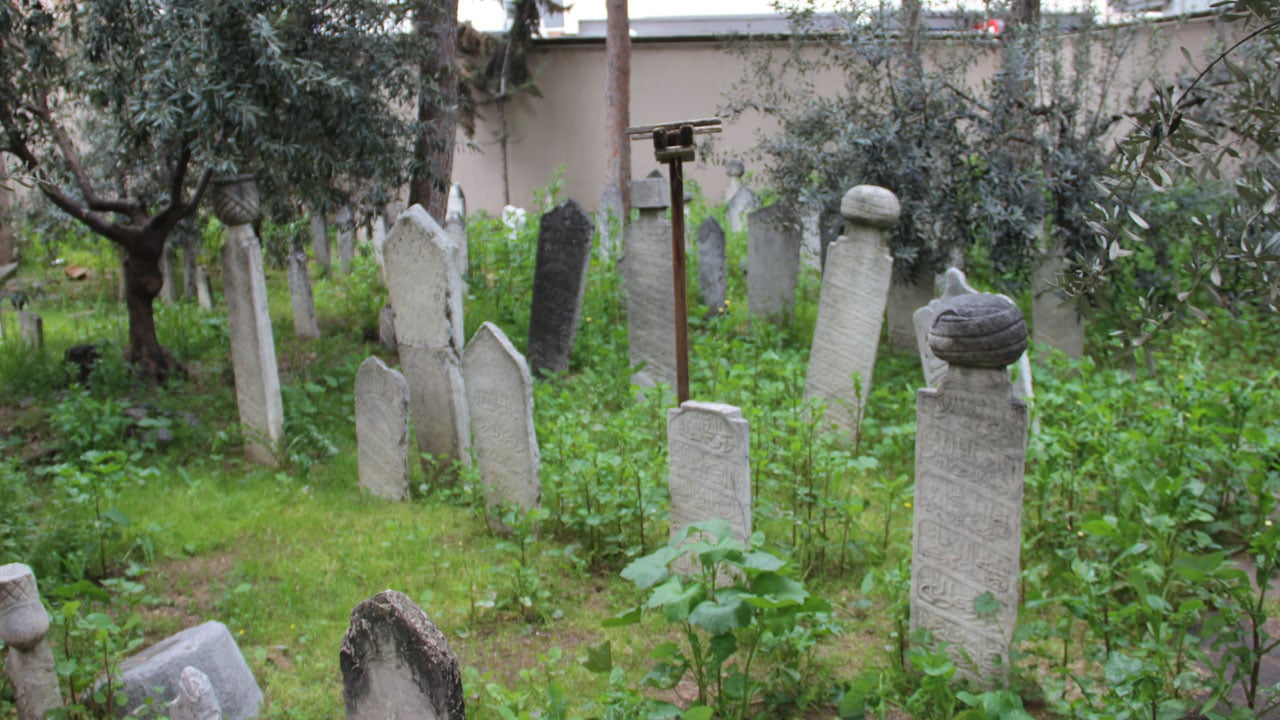 Foto - Yüzyıllara direniyordu! Tarihi hazireye çirkin saldırı