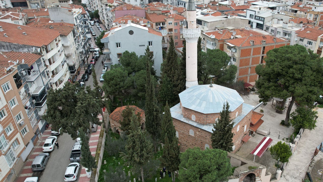 Foto - Yüzyıllara direniyordu! Tarihi hazireye çirkin saldırı