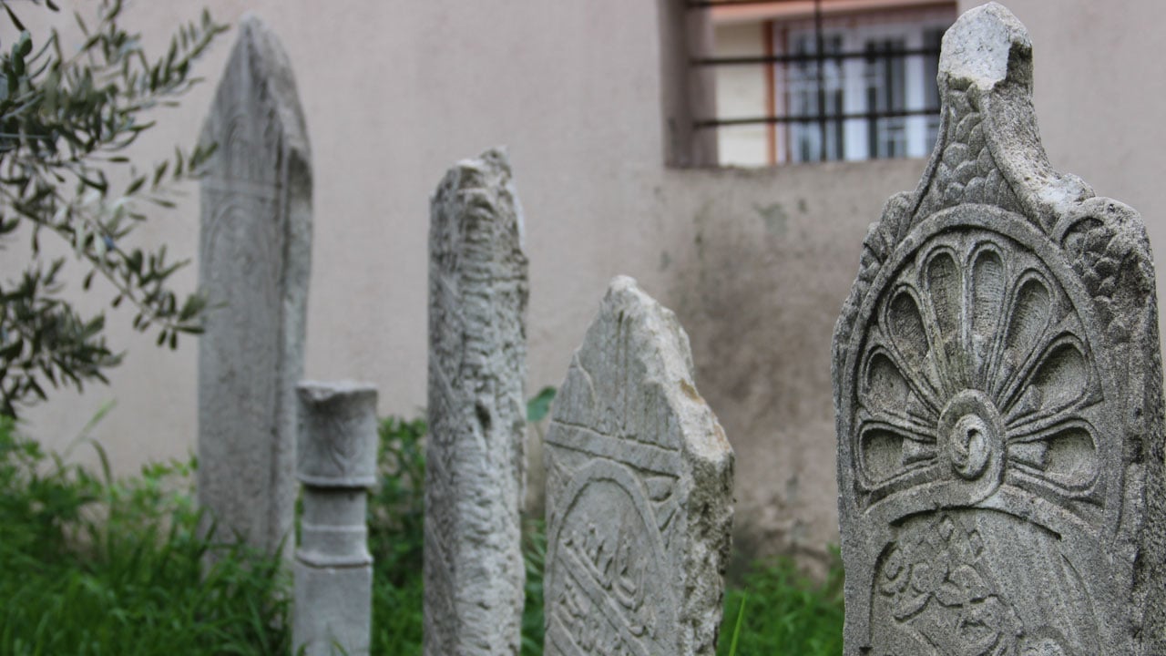 Yüzyıllara direniyordu! Tarihi hazireye çirkin saldırı