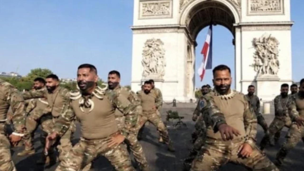 Foto - Zafer Takı önünde maskaralık: Haka dansı girişimi alay konusu oldu