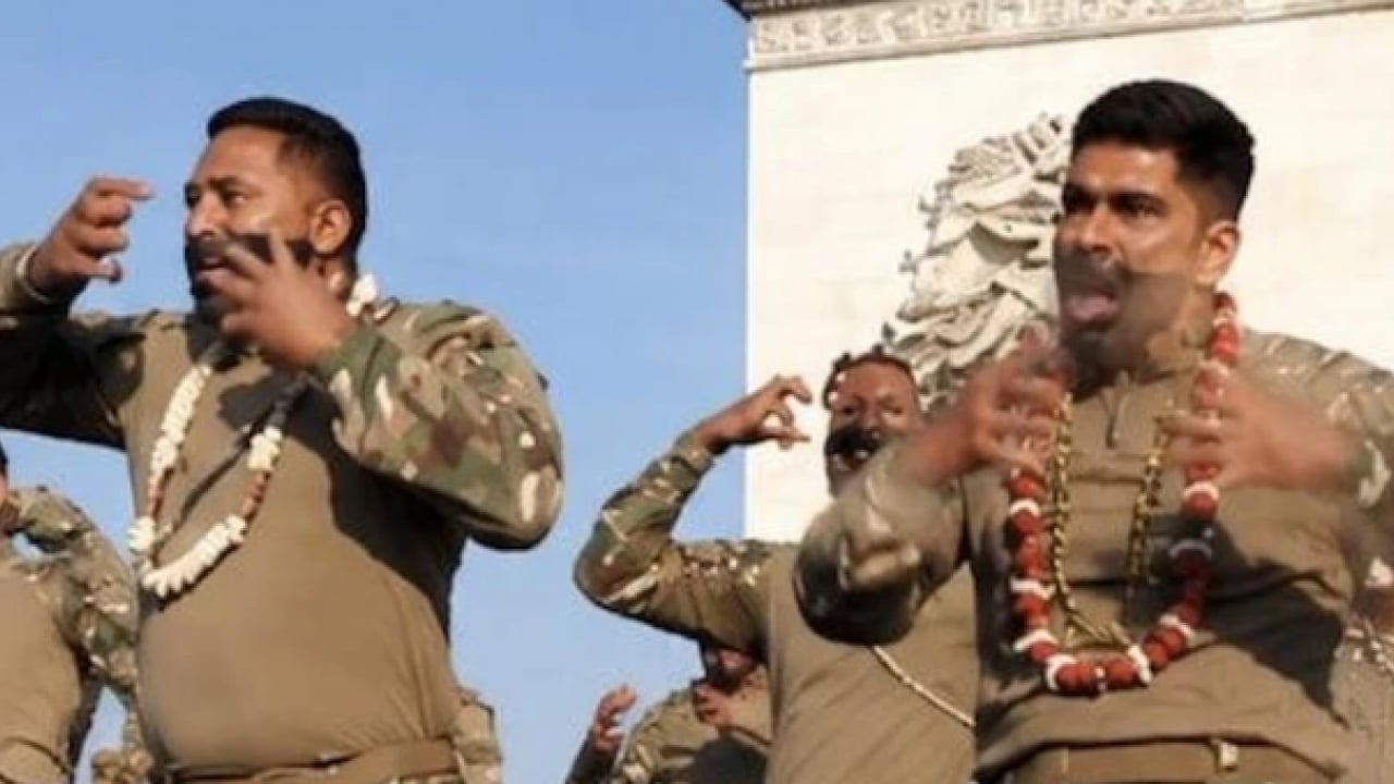 Foto - Zafer Takı önünde maskaralık: Haka dansı girişimi alay konusu oldu
