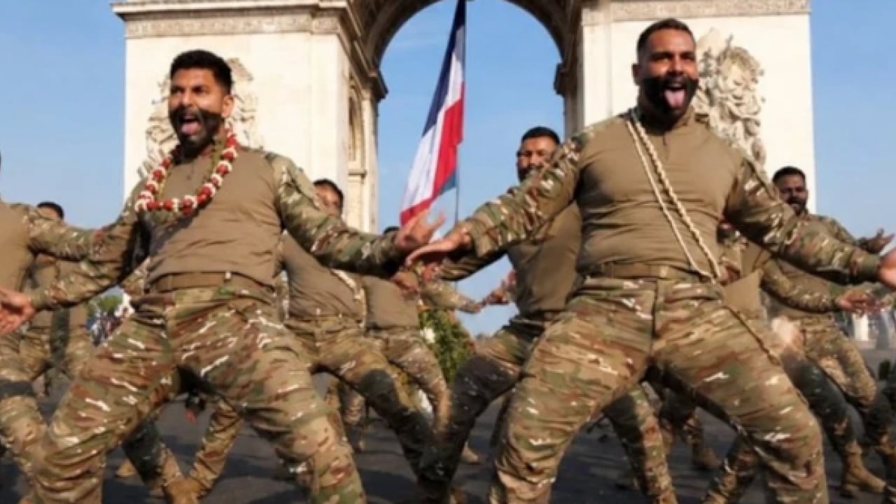 Zafer Takı önünde maskaralık: Haka dansı girişimi alay konusu oldu