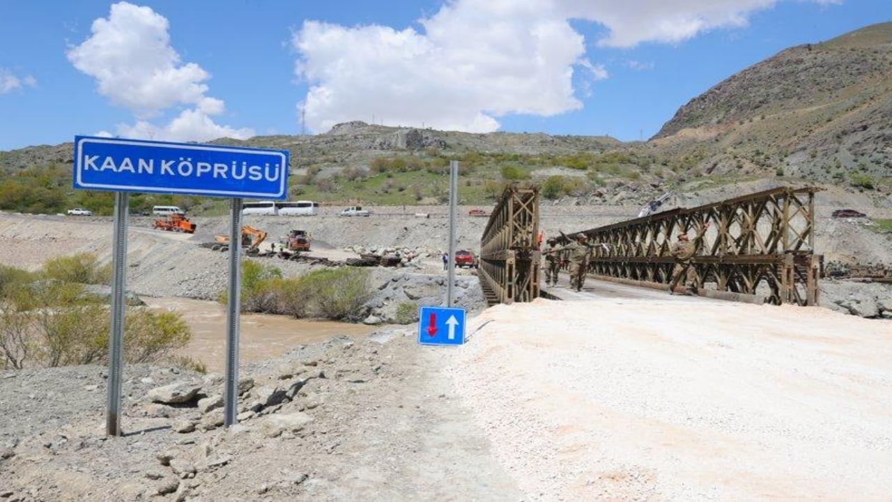 Foto - Zap Suyu’nun azgın sularına "manevi" mühür! Mehmetçik gelip üç günde kurdu, bölge resmen nefes aldı