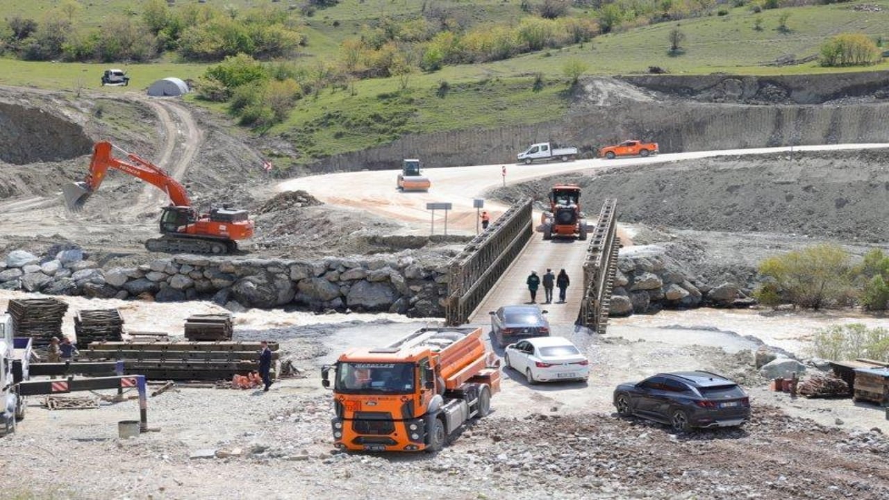 Foto - Zap Suyu’nun azgın sularına "manevi" mühür! Mehmetçik gelip üç günde kurdu, bölge resmen nefes aldı