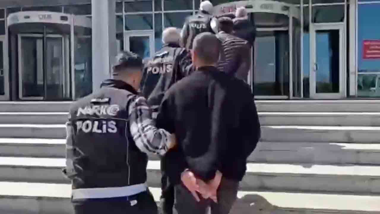 Foto - Zehir tacirlerine 69 ilde nefes kesen operasyon! Bin 18 şüpheli, 586 kg uyuşturucu, 4 milyon 715 bin 47 adet Uyuşturucu Hap ele geçirildi!