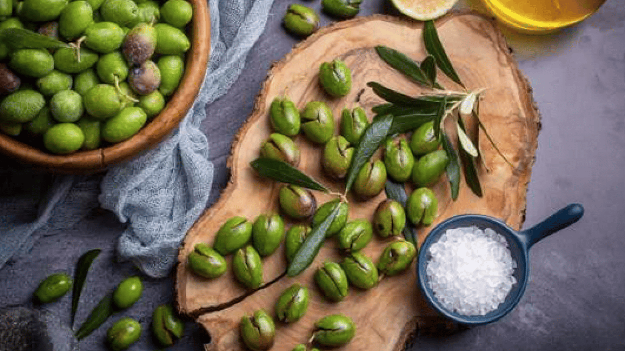 Foto - Zeytin: Kur'an-ı Kerim'de de 6 ayette adı geçiyor! Zeytin kurma telaşı başladı...